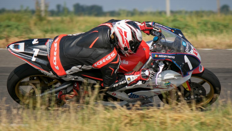 Razvan Mates racing at the East European Championship, 125SP category, right turn extreme leaning angle