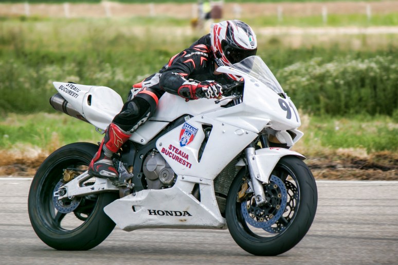 Razvan Mates Supersport Race 2017 East European Championship entering the corner