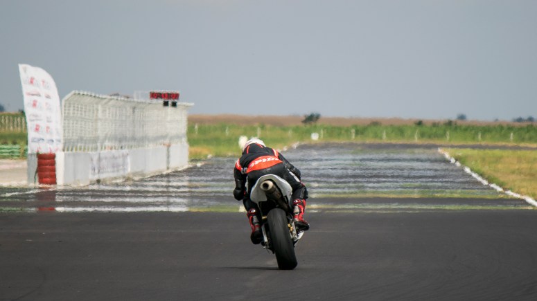 Razvan Mates Supersport Race 2017 East European Championship straight line accelerating